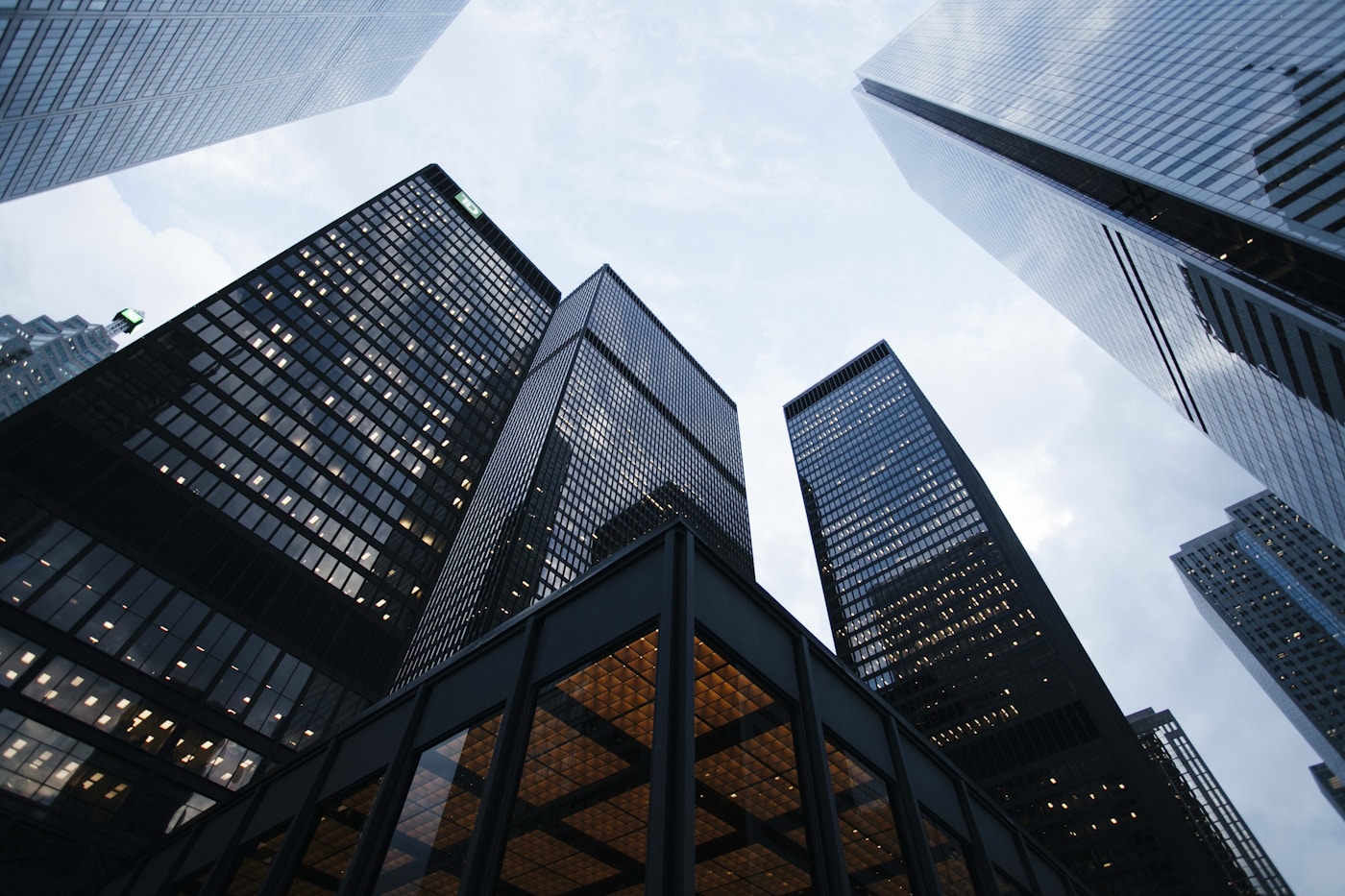 Perspective ascendante sur une architecture contemporaine